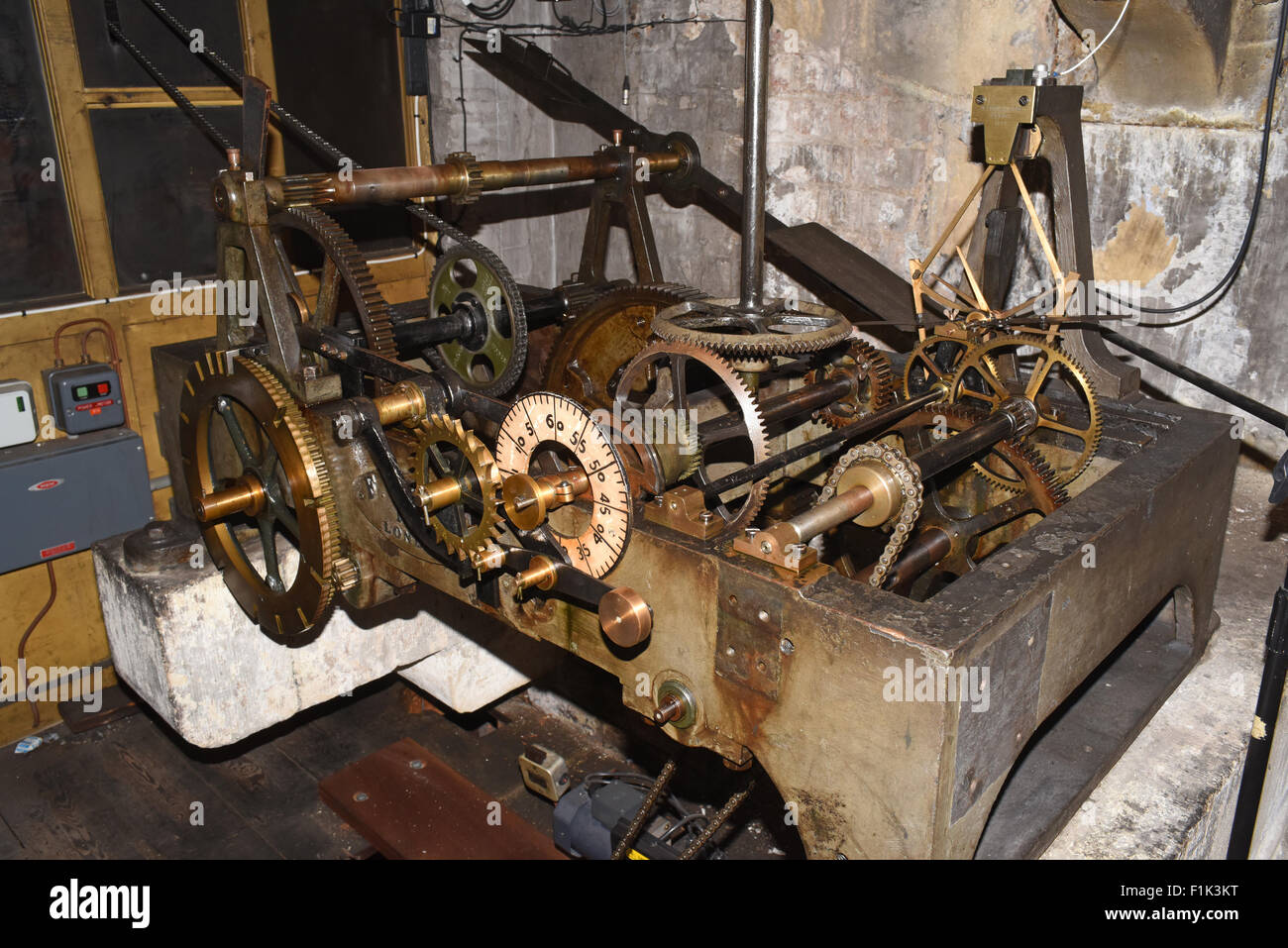 leeds town hall clock mechanism made by f. dent of london in 1859