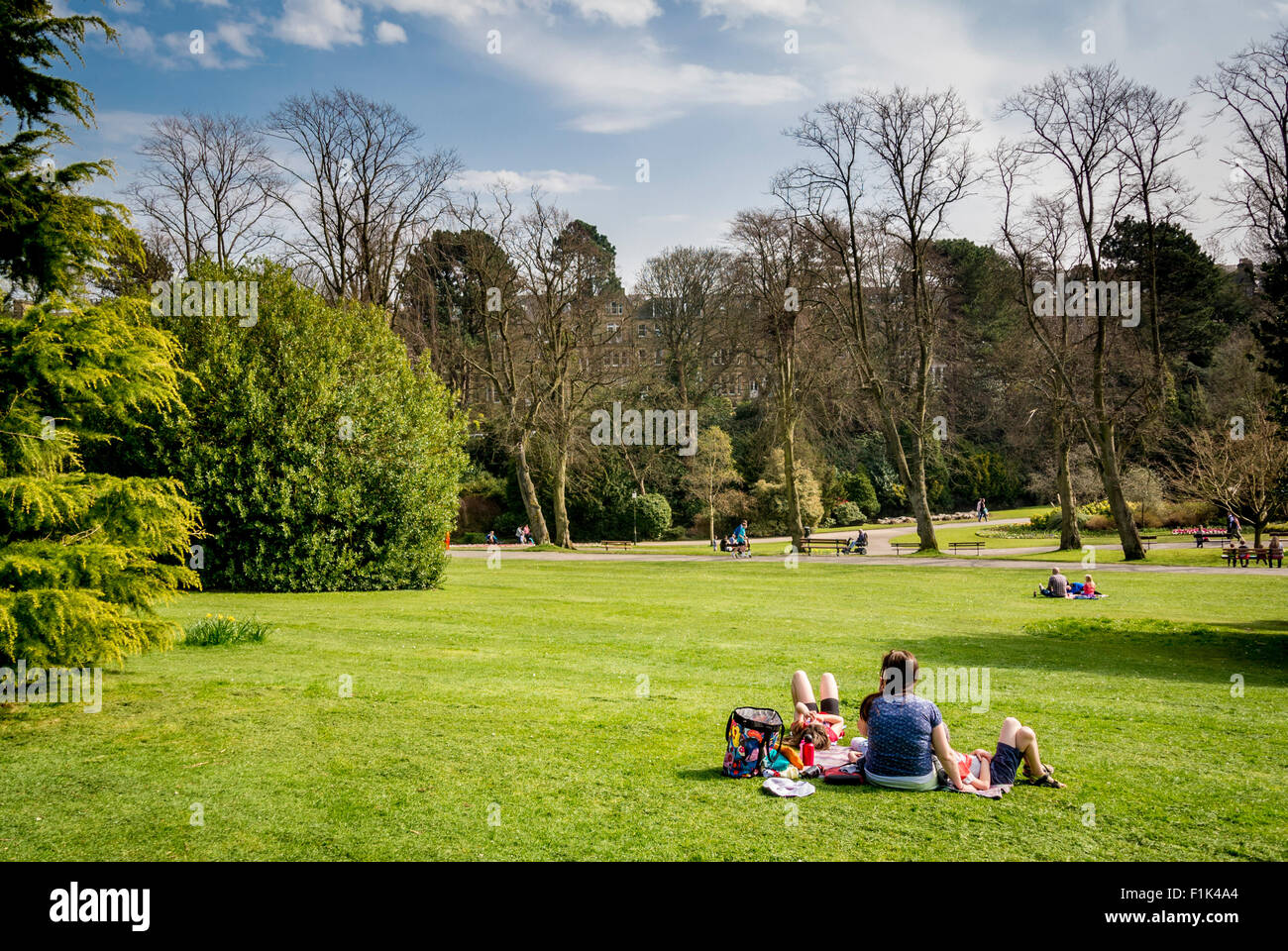 Mother and children having picnic in Valley gardens, Harrogate Stock Photo