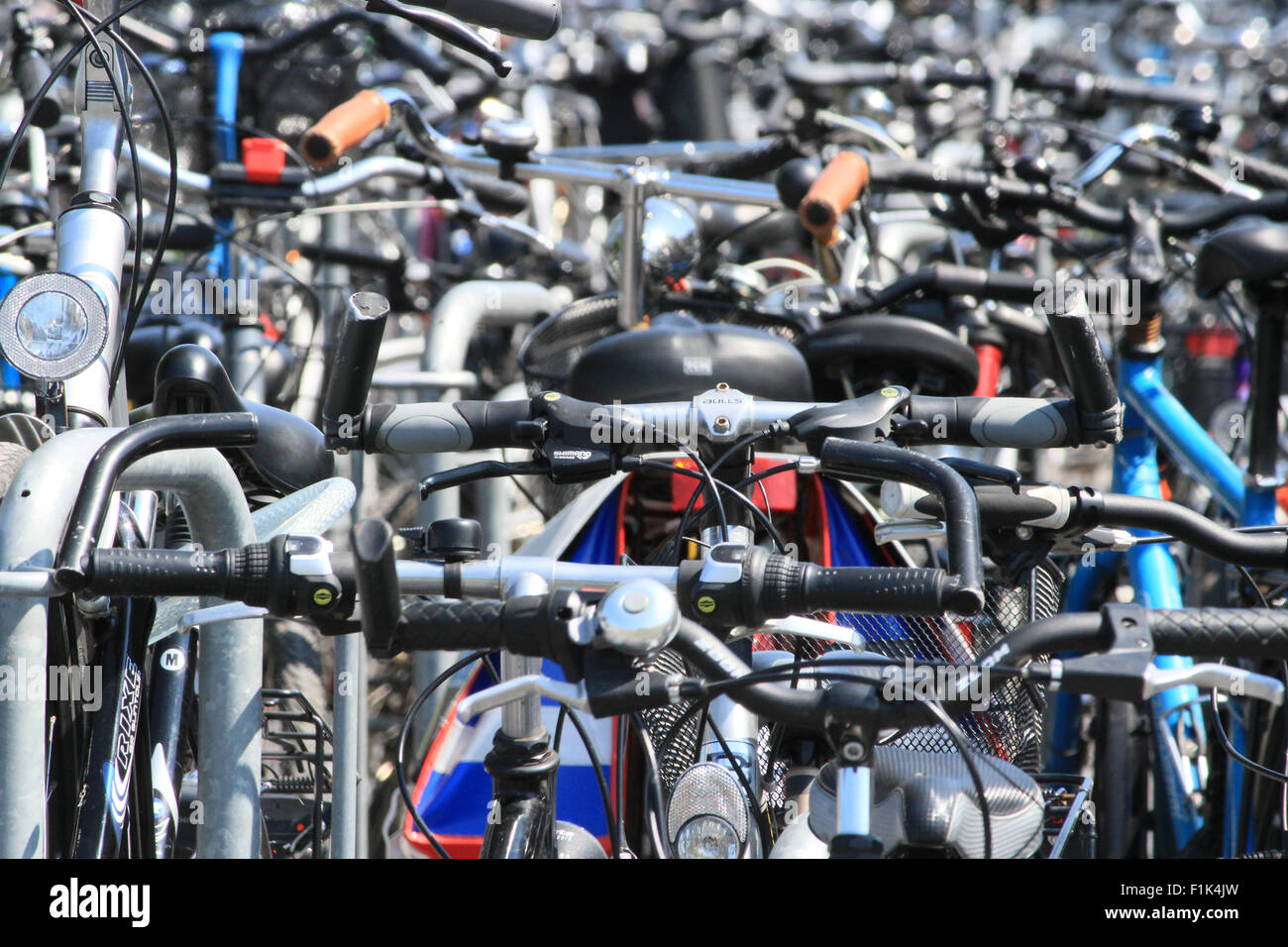 Fahrräder vor dem Freibad Stock Photo