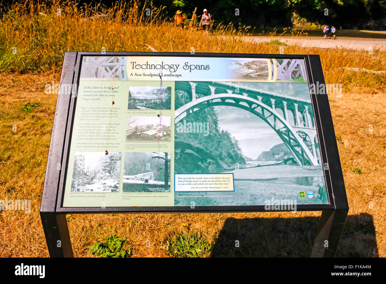 Tourist information about the Cape Creek Bridge on Route 101 at Heceta Head on the Oregon coast in the Devil's Elbow State Park Stock Photo