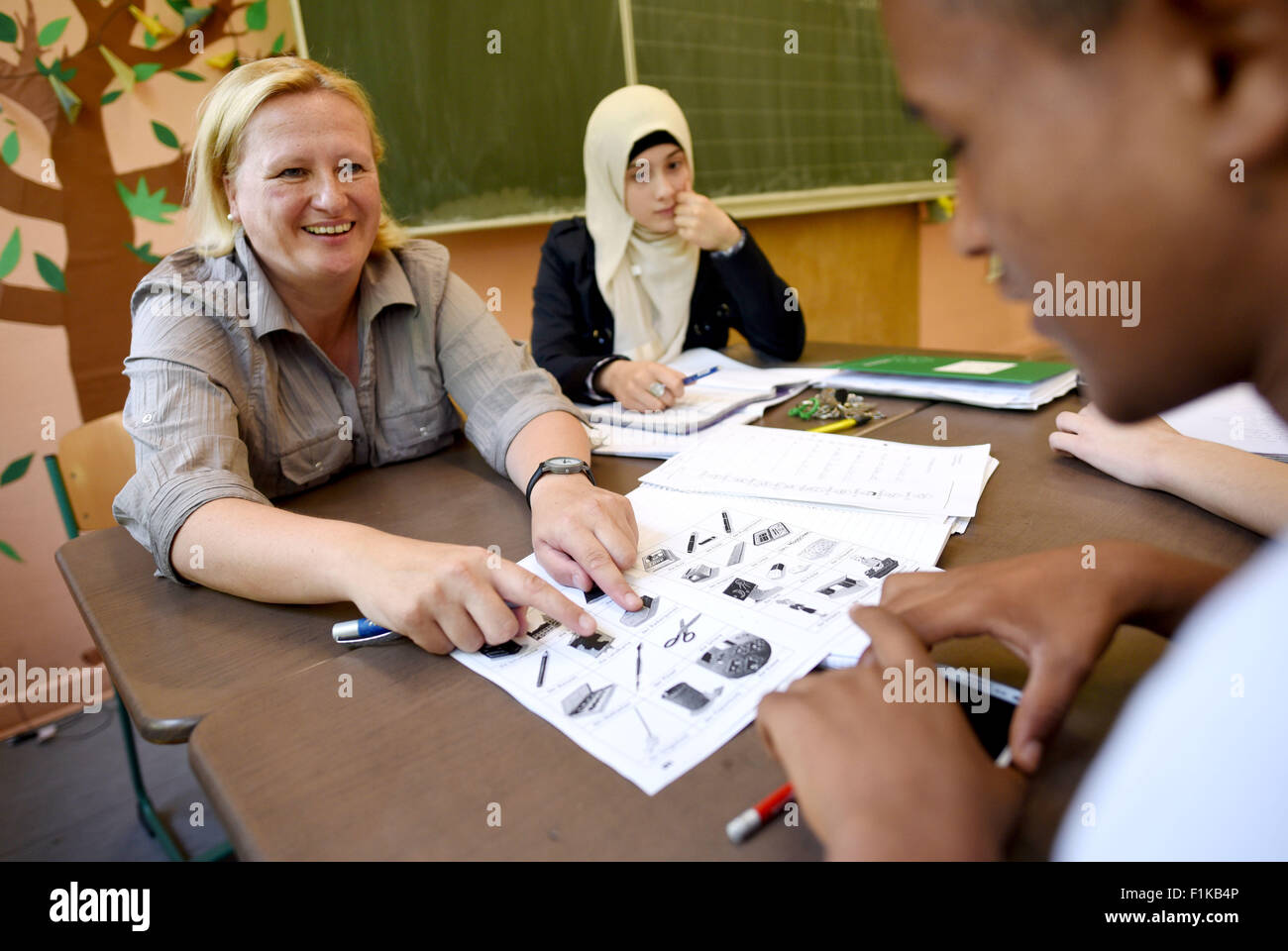 Aachen, Germany. 26th Aug, 2015. Teacher Stephanie de Ram (l) supports