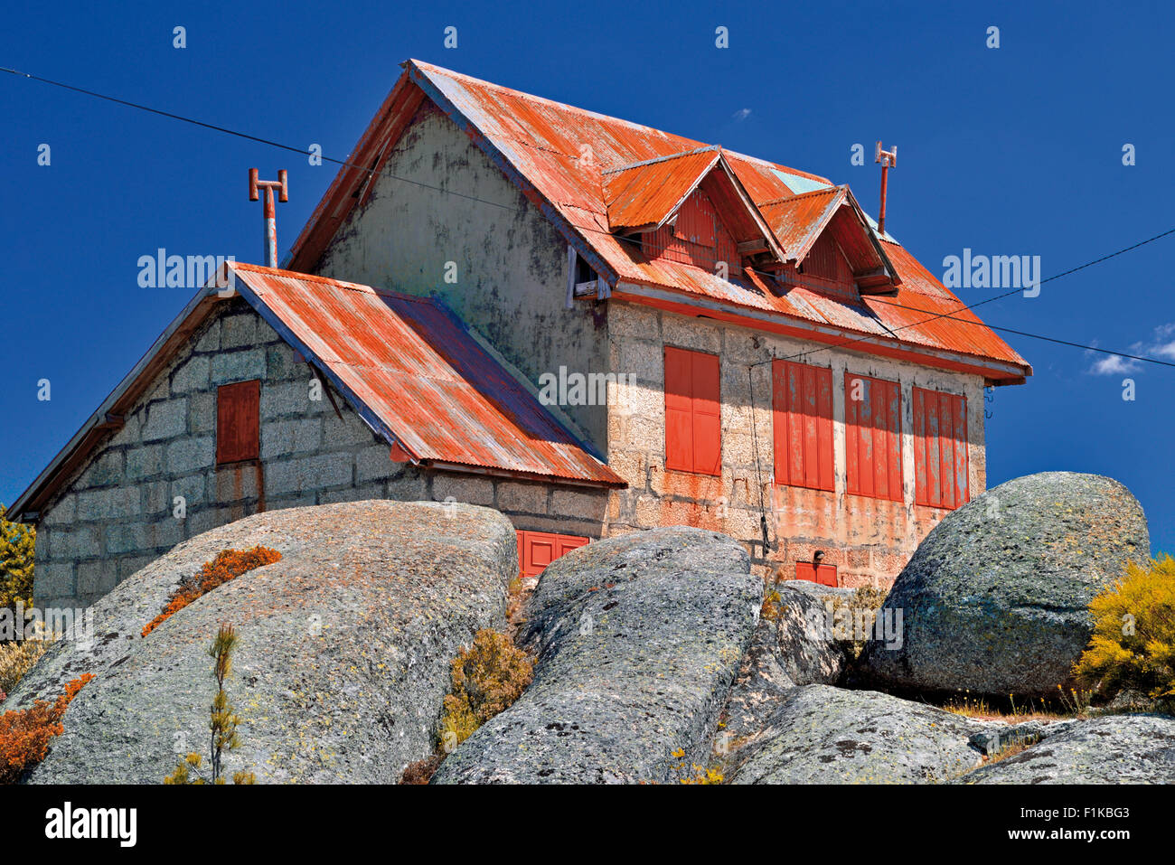 Portugal, Serra da Estrela: Typical mountain house surrounded by granite rocks Stock Photo