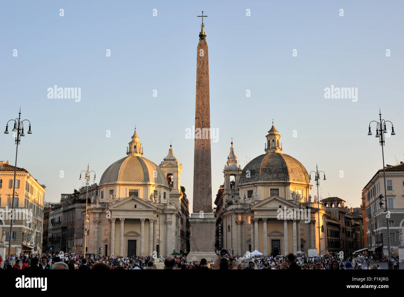 italy, rome, piazza del popolo, obelisk and churches of santa maria di montesanto (left) and santa maria dei miracoli (right) Stock Photo