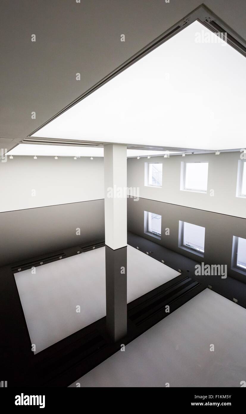 London, UK. 3rd September, 2015. Artist Richard Wilson installation piece 20:50 gallery room floor flooded in oil at The Saatchi Gallery Credit:  Guy Corbishley/Alamy Live News Stock Photo