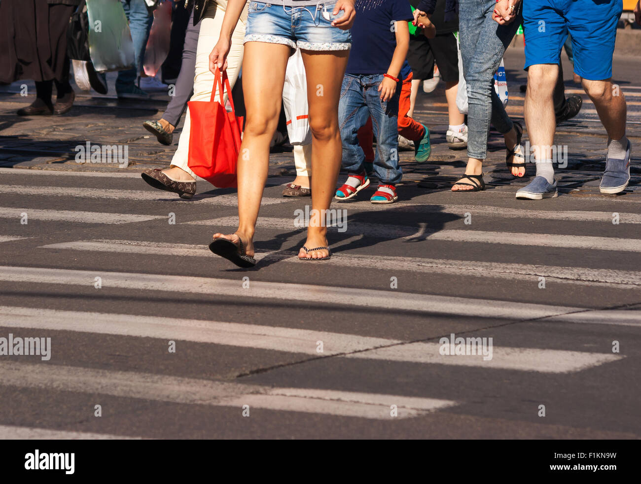 Девочка на улице. Женщина идет по улице. Грустный мужчина на улице. Спортивные люди. Какие ощущения на улице.