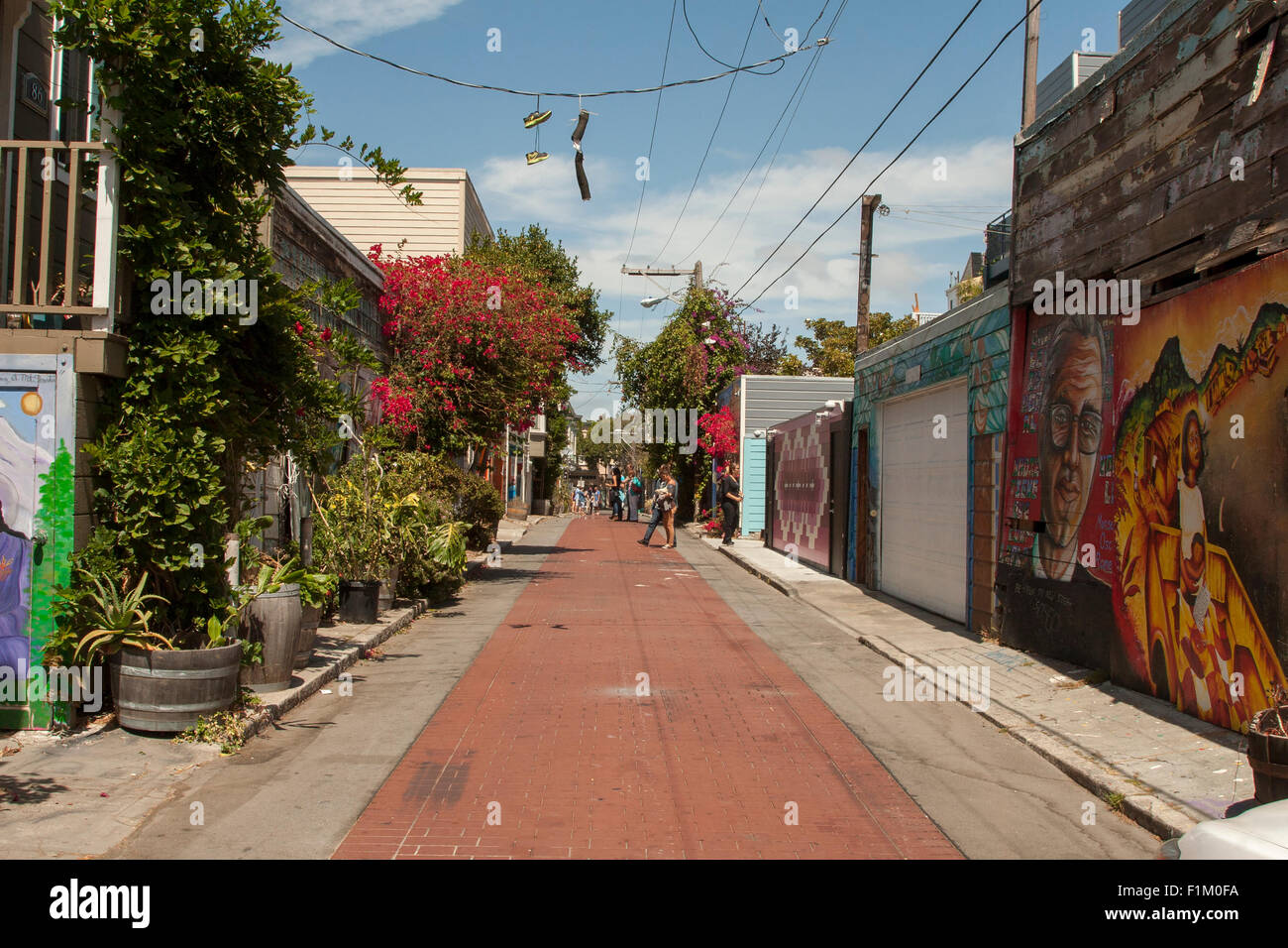 A quick little on location sketch from Toronto. Back alley…