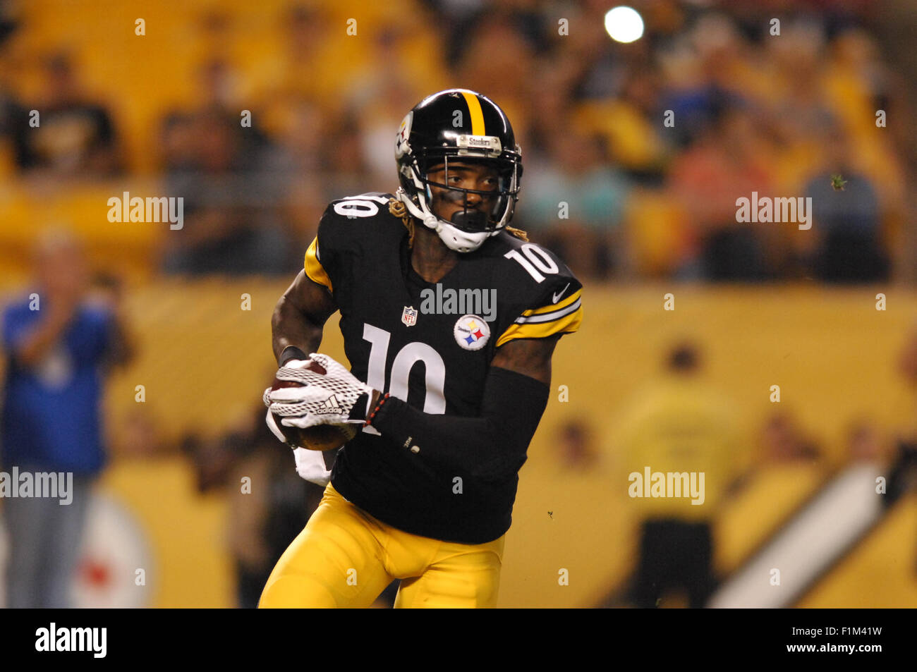 Dec 17th, 2017: Steelers JuJu Smith-Schuster #19 during the New England  Patriots vs Pittsburgh Steelers game at Heinz Field in Pittsburgh, PA.  Jason Pohuski/CSM Stock Photo - Alamy