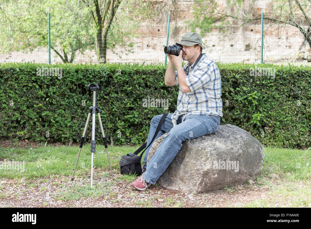 Old camera on tripod hi-res stock photography and images - Alamy