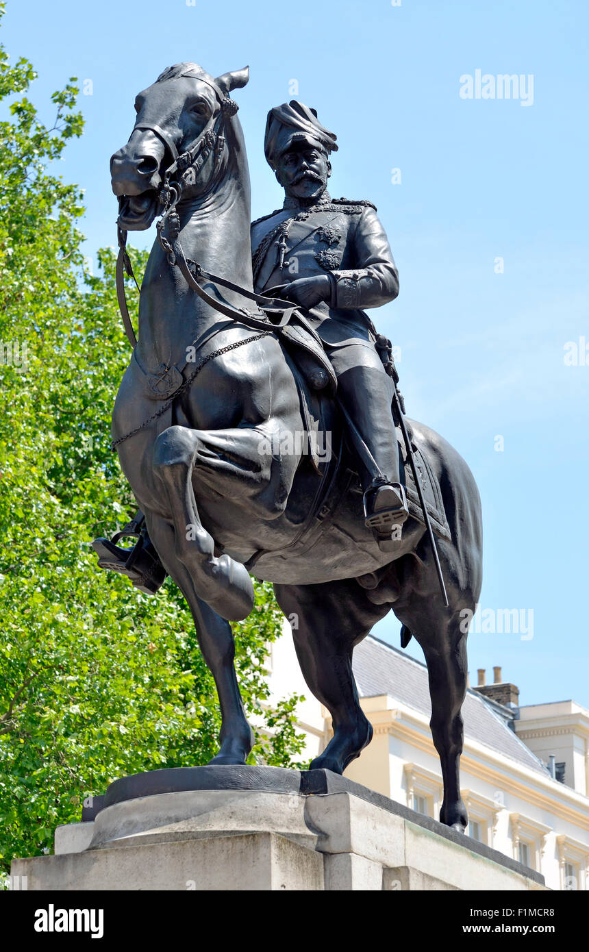 London, England, UK. Statue (by Bertram Mackennal, 1921) of King Edward VII (1841-1910) in Waterloo Place Stock Photo