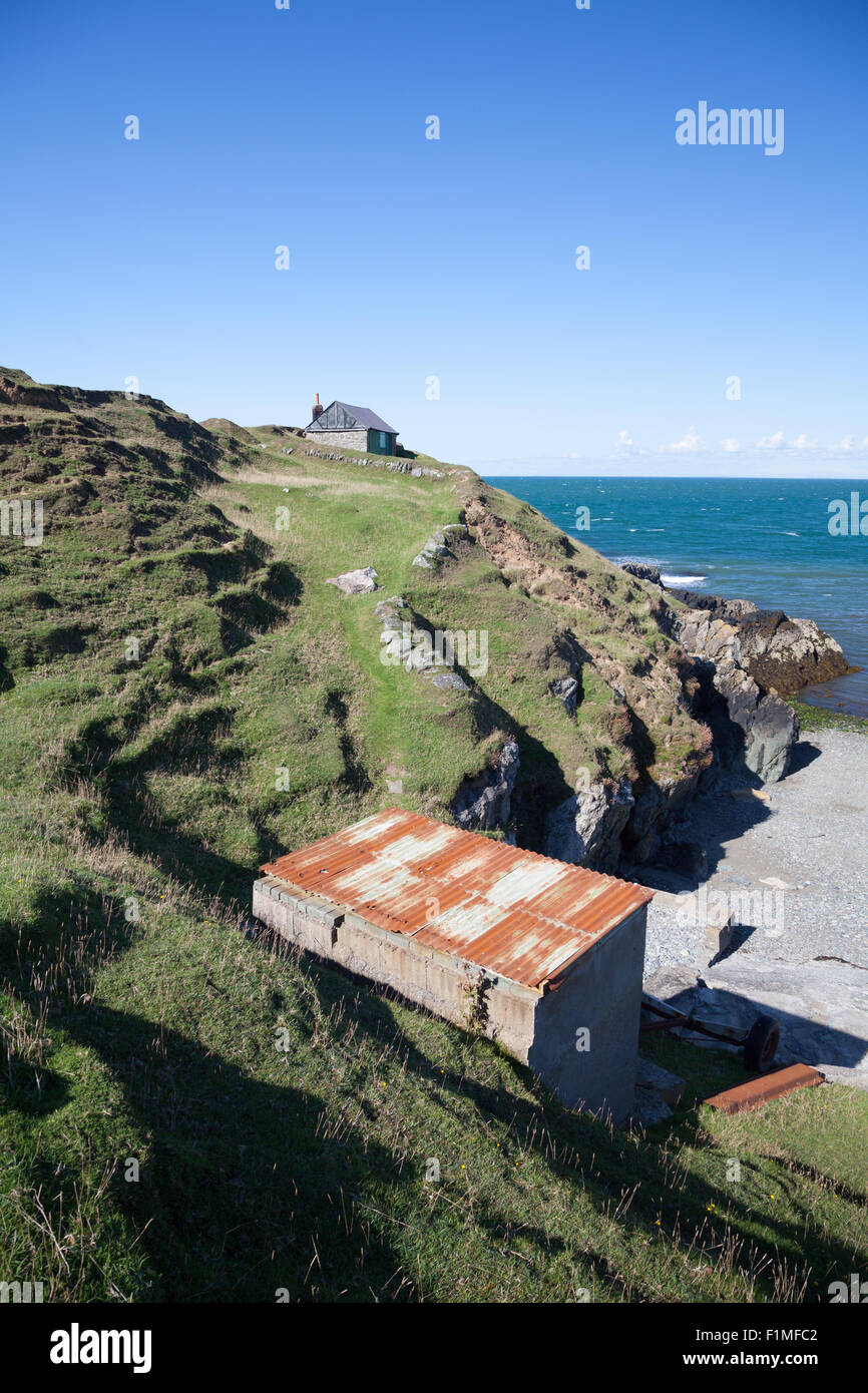 Abandoned fishing huts at Porth Ysgaden, Tudweiliog, Llyn Peninsula, North Wales with rusty corrugated roofing Stock Photo