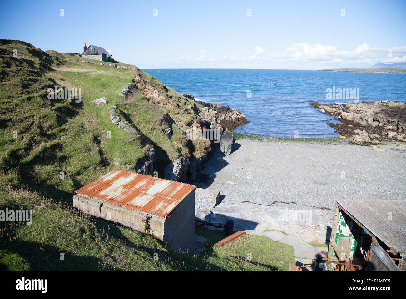 Abandoned fishing huts at Porth Ysgaden, Tudweiliog, Llyn Peninsula, North Wales with rusty corrugated roofing Stock Photo