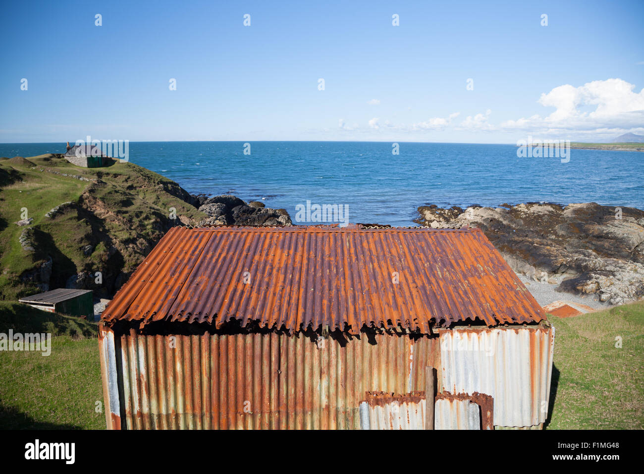 A rusting corrugated steel roof of an abandoned fishing hut at Porth Ysgaden, Tudweiliog, Llyn Peninsula, North Wales Stock Photo