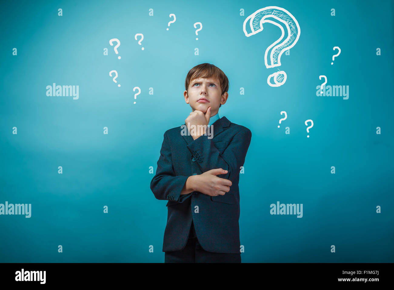 Подросток грустит. Мальчик 13 лет на сером фоне. Думаю лет 12. Думаю лет 12. Картинки для подростков.