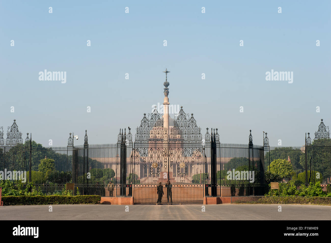 Delhi, India. Rashtrapati Bhavan, the Indian President's official residence, formerly the British Viceroy's residence. Gates. Designed by Edwin Landseer Lutyens, early 20th century. Stock Photo
