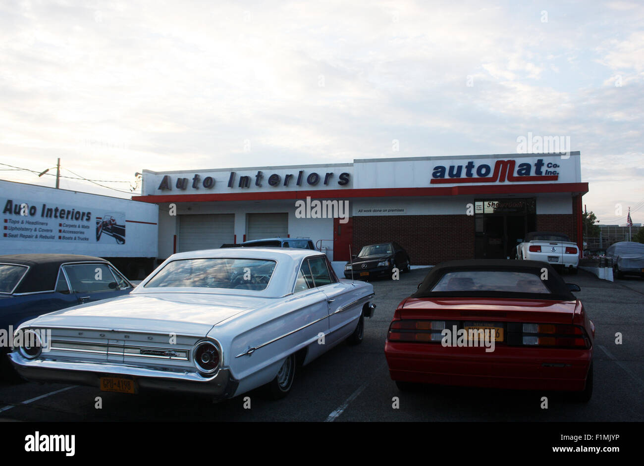 Hicksville, USE. 18th July, 2015. An old Ford car model stands amongst