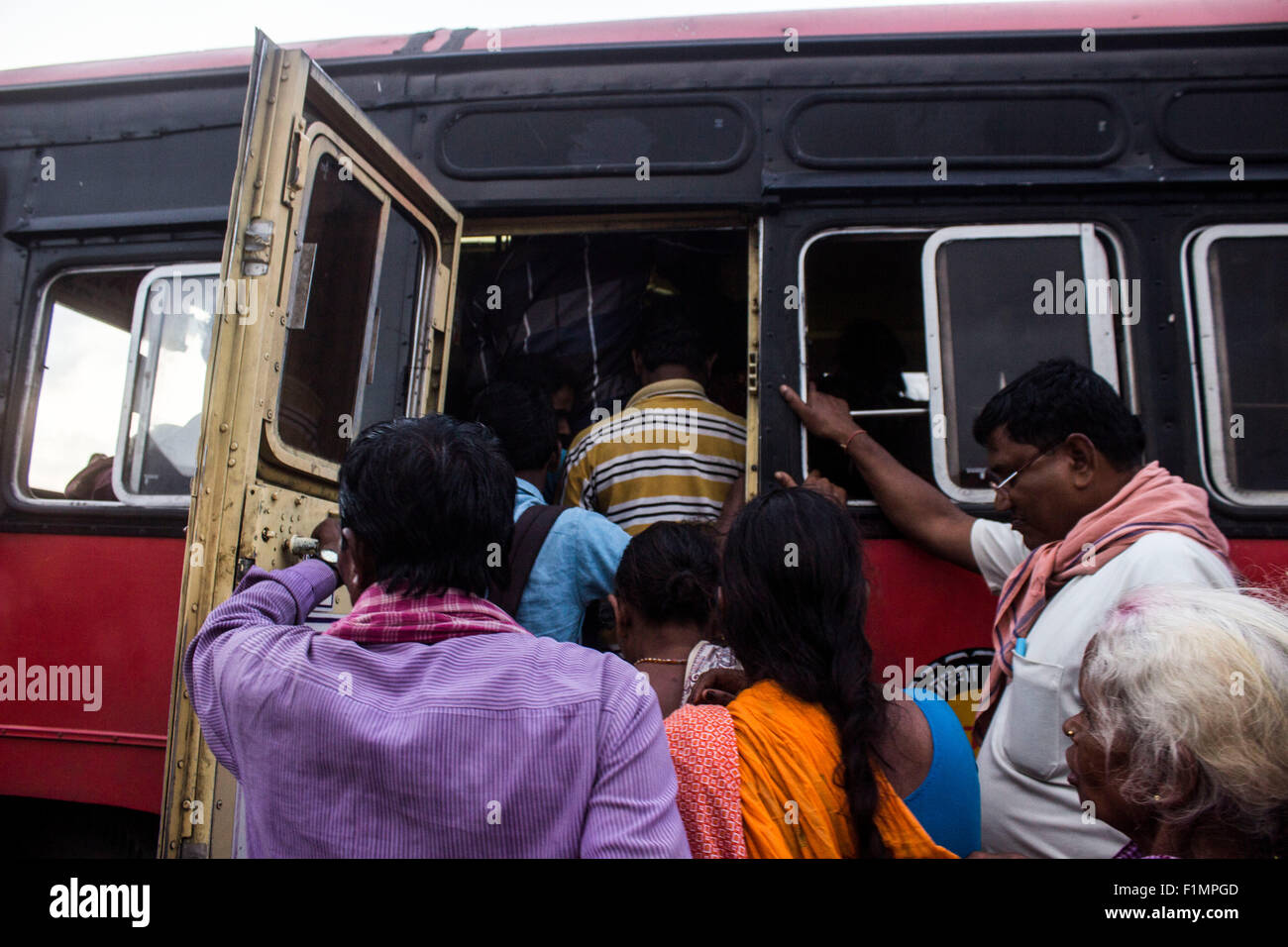 nasik, India. 27th Aug, 2015. The passengers rushing for a ride. The bus services of Nashik city, ran by the Maharashtra State Road Transport Corporation (MSRTC), has failed to satisfy pilgrims came to take Holy dip on Bathe day. However the drivers are taking extra care for each of them makes 16 ferries in a shift. © Akshay Gupta/Pacific Press/Alamy Live News Stock Photo