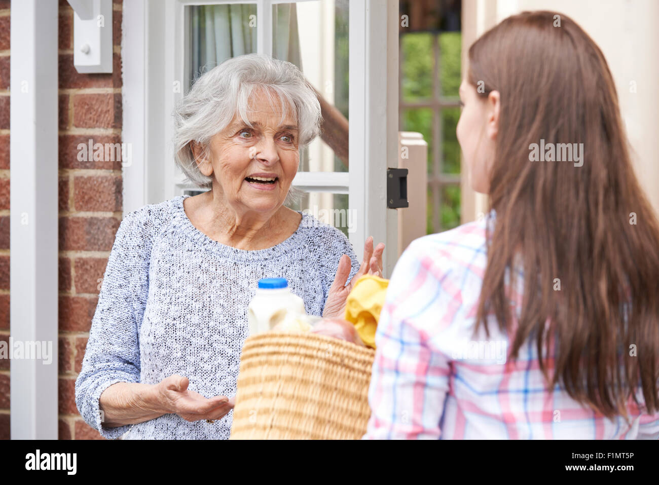 Helping an elderly person hi-res stock photography and images - Alamy