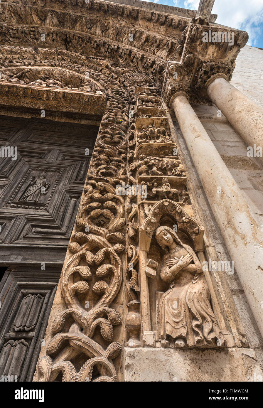 Detail of carving on the 14th/15th cen. late Romanesque portal of S. Maria Assunta Cathedral, Altamura, Puglia, Italy Stock Photo