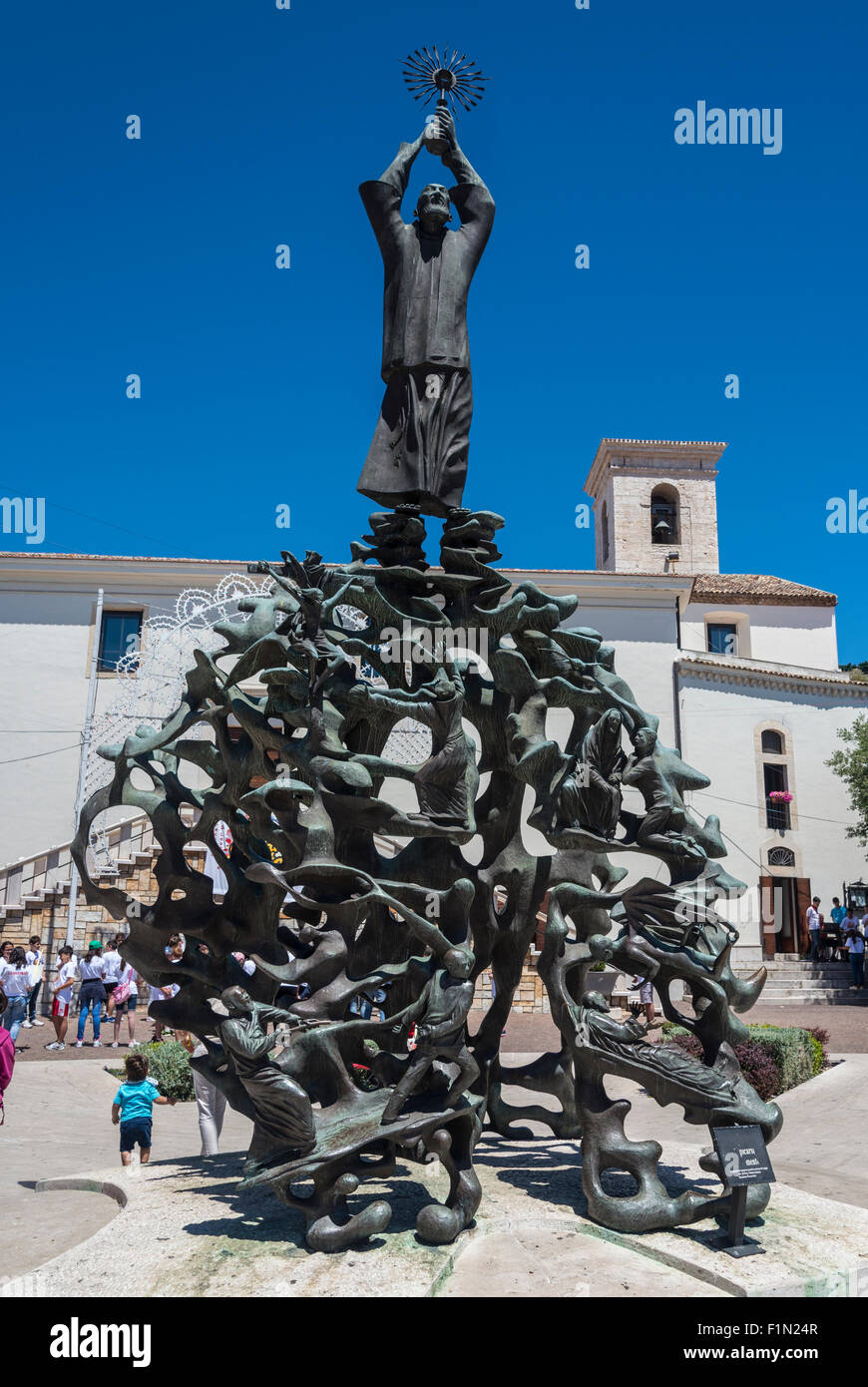 Bronze sculpture of Padre Pio in San Giovanni Rotondo in the Gargano  National Park , Gargano Peninsula, Puglia, Southern Italy Stock Photo -  Alamy