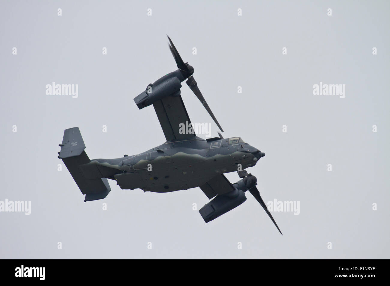 Underside view of a Bell Boeing V-22 Osprey Military aircraft flying overhead Stock Photo