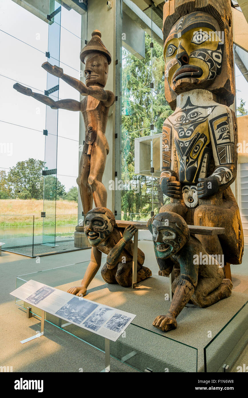 Coast salish Welcoming figure and carved totem, MOA, Museum of Anthropology, University of British Columbia, Vancouver, Canada Stock Photo