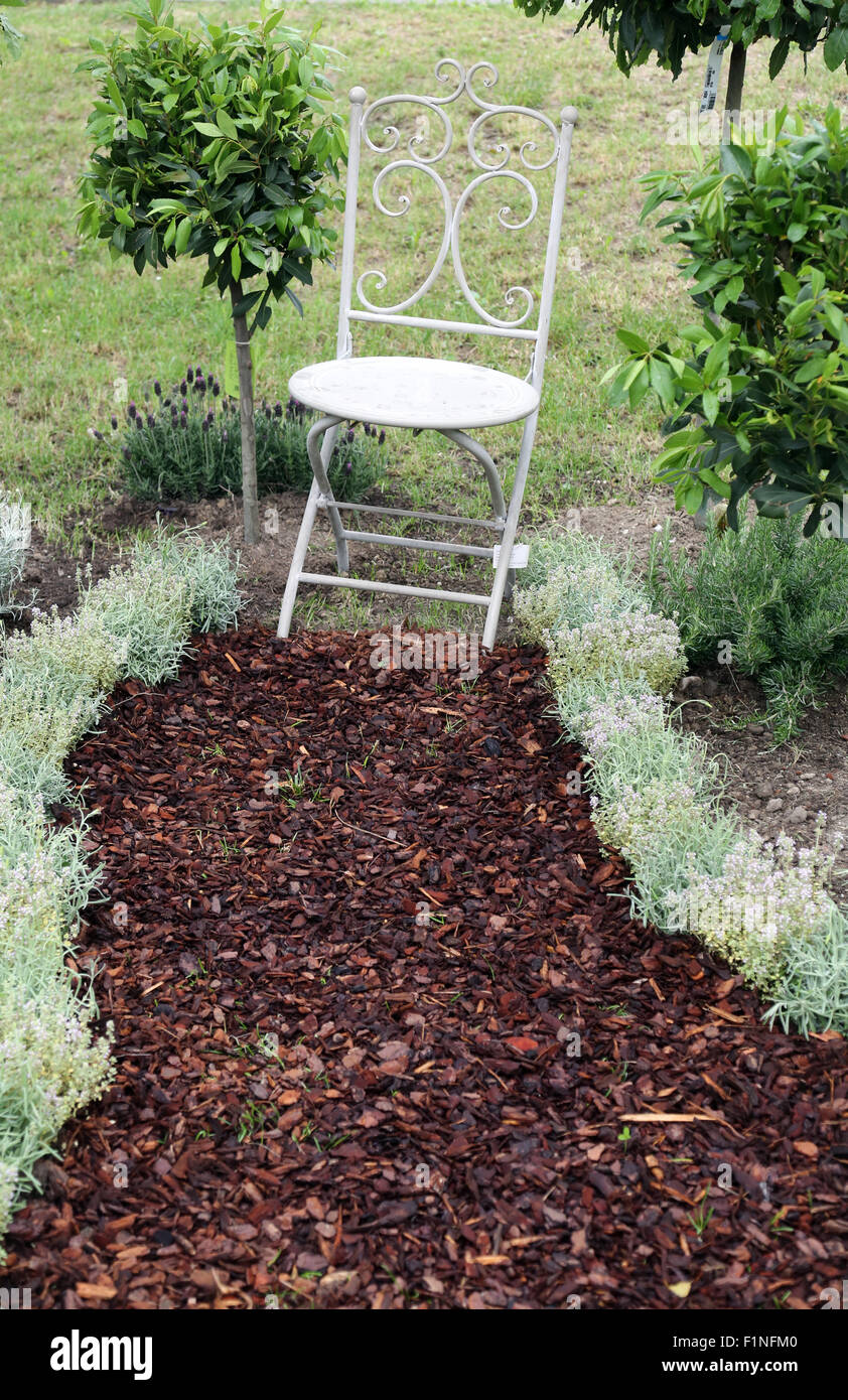 Empty garden lawn fence hi-res stock photography and images - Alamy