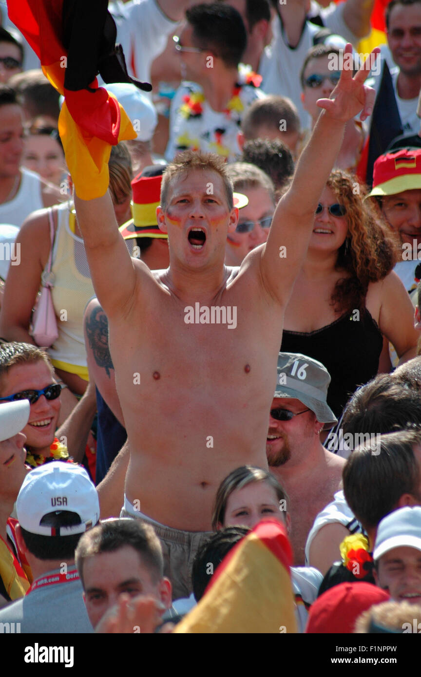 deutscher Fan bejubelt das 1:0 durch Lukas Podolski bei dem Achtelfinale bei der Fussballweltmeisterschaft 2006 zwischen Deutsch Stock Photo