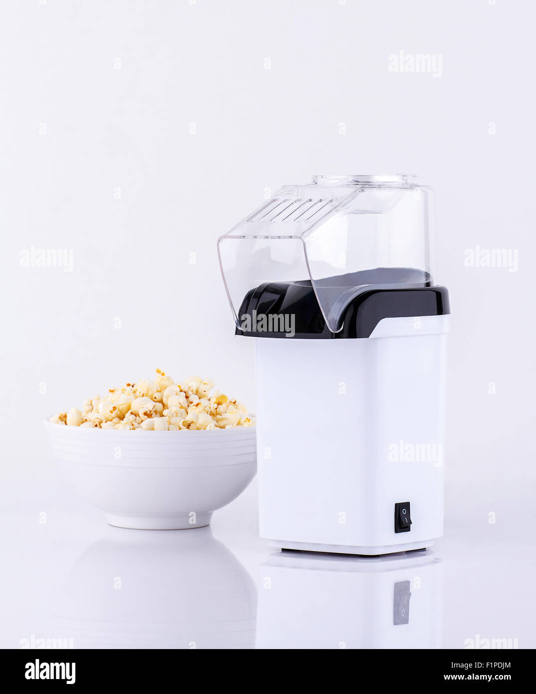 https://c8.alamy.com/comp/F1PDJM/popcorn-making-machine-with-popcorn-isolated-on-white-background-F1PDJM.jpg