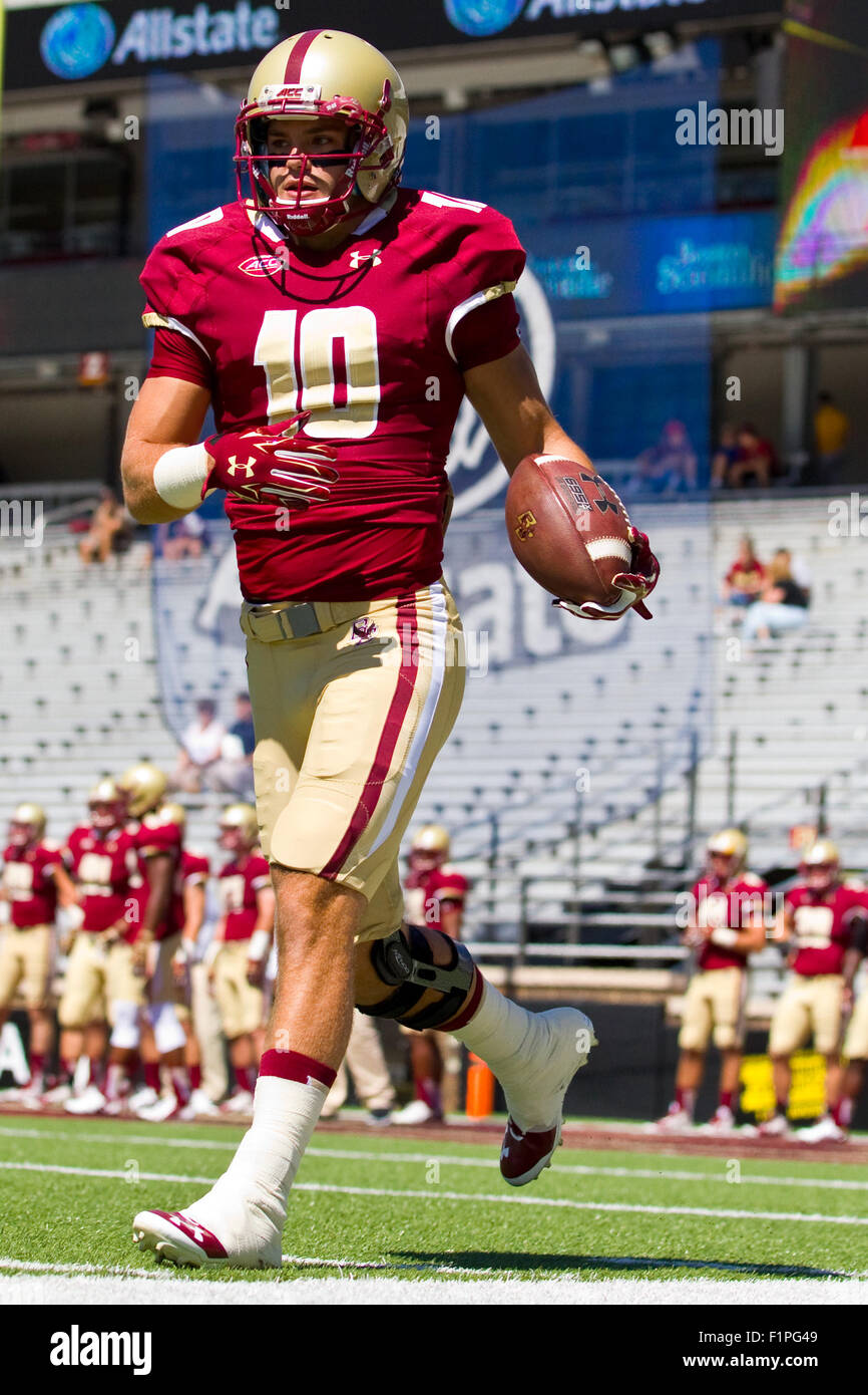 Chestnut Hill, MA, USA. 5th September, 2015. Boston College Eagles wide receiver Bobby Swigert (10) warms up prior to the NCAA football game between the Boston College Eagles and Maine Black Bears at Alumni Stadium. Anthony Nesmith/Cal Sport Media Stock Photo