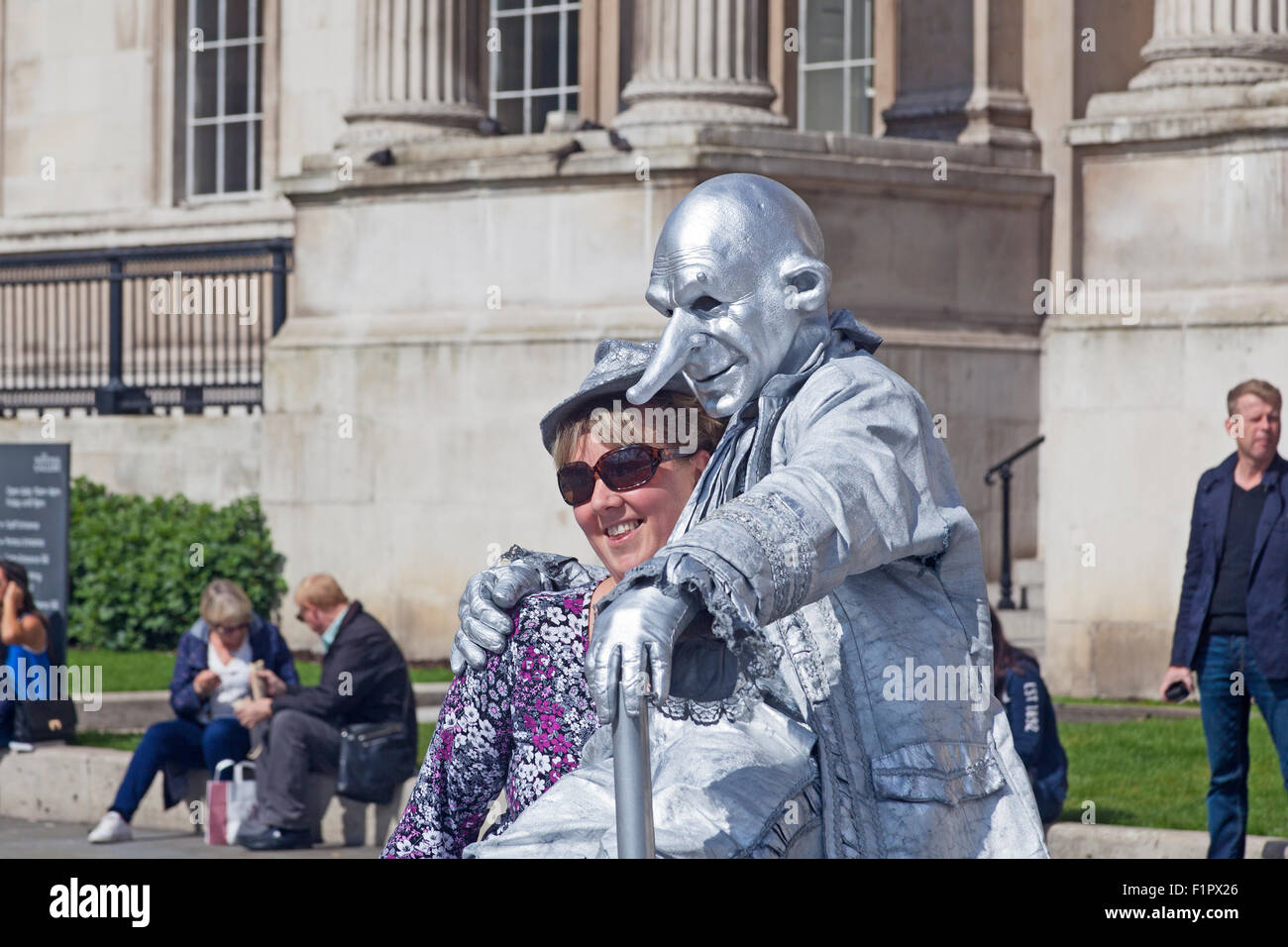 Silver living statue hires stock photography and images Alamy