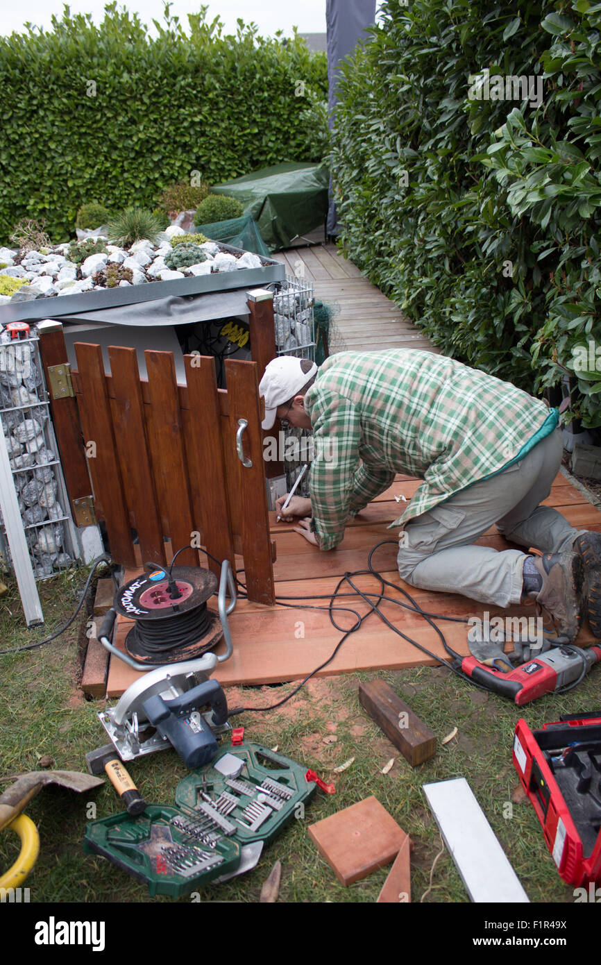 Gartenbau, Terrassenbau, Holzbolen, Holzdielen, Heimwerker, Landschaftsbau, Stock Photo