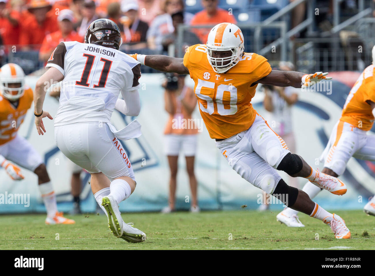 Nashville, Tennessee, USA. 5th September, 2015. Corey Vereen #50 of the Tennessee Volunteers pursues Matt Johnson #11 of the Bowling Green Falcons during the NCAA Football game between the University of Tennessee Volunteers and the Bowling Green Falcons at Nissan Stadium in Nashville, TN Credit:  Cal Sport Media/Alamy Live News Stock Photo