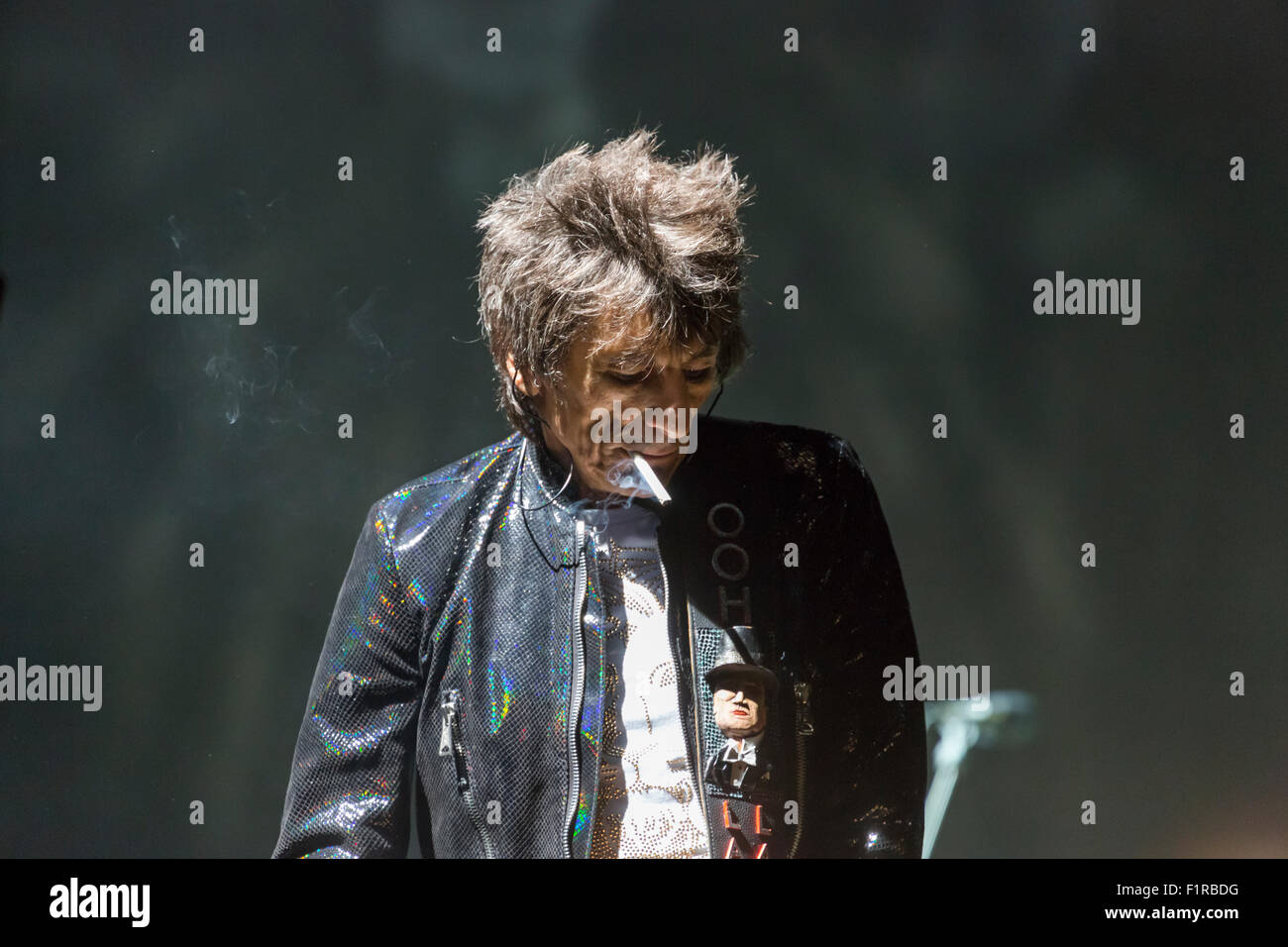 Ewhurst, Surrey, England. 5th September 2015. Ronnie Wood smokes a cigarette  as he performs live on stage. The Faces reunion: Rod Stewart, Ronnie Wood  and Kenney Jones, the surviving members of The