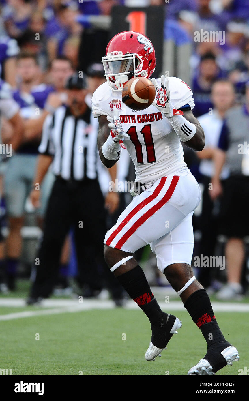 Manhattan, Kansas, USA. 05th Sep, 2015. South Dakota Coyotes wide receiver Eric Shufford (11) catches one of his six receptions during the first half in action during the NCAA Football game between South Dakota Coyotes and Kansas State at Bill Snyder Family Stadium in Manhattan, Kansas. Kendall Shaw/CSM/Alamy Live News Stock Photo