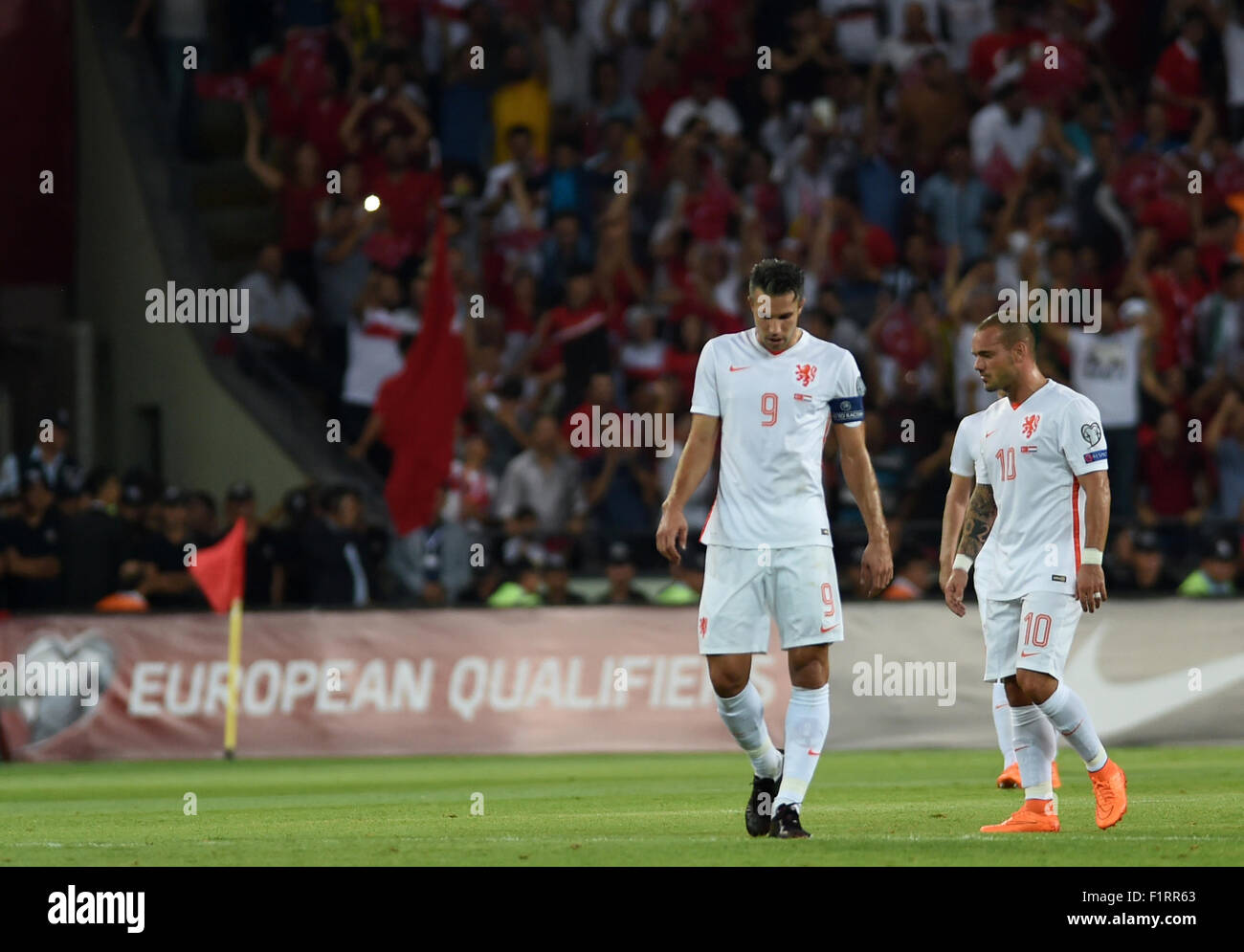 Konya, Turkey. 6th Sep, 2015. Wesley Sneijder (R) and Robin van Persie of the Netherlands react during the UEFA Euro 2016 Group A qualifying match between Turkey and the Netherlands in Konya, Turkey, on Sept. 6, 2015. The Netherlands lost 0-3. Credit:  He Canling/Xinhua/Alamy Live News Stock Photo
