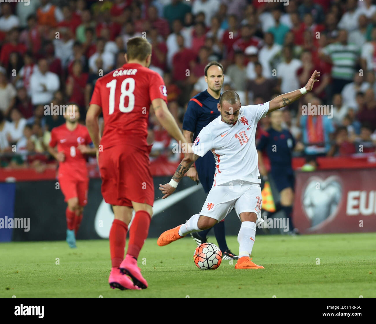 Konya, Turkey. 6th Sep, 2015. Wesley Sneijder (R) of the Netherlands shoots during the UEFA Euro 2016 Group A qualifying match between Turkey and the Netherlands in Konya, Turkey, on Sept. 6, 2015. The Netherlands lost 0-3. Credit:  He Canling/Xinhua/Alamy Live News Stock Photo