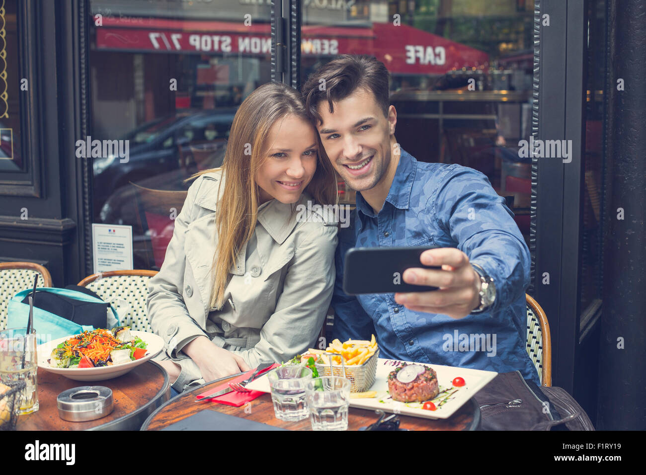 Selfies com o fundador, fila de 1 h: a chegada do restaurante Paris 6 a SC  - 07/12/2022 - UOL TAB