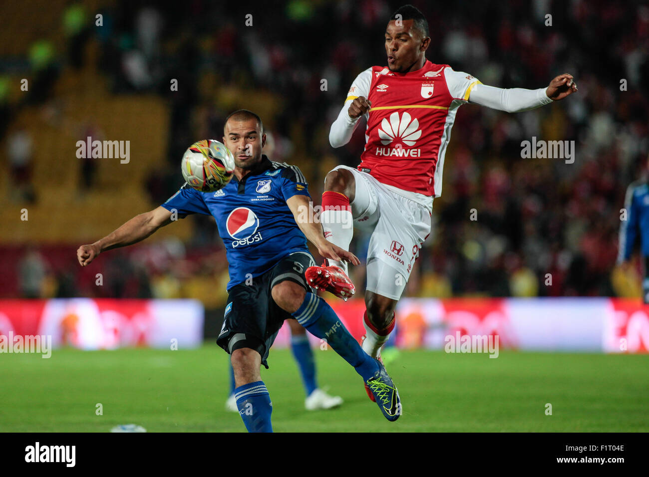 Bogota, Colombia. 6th Sep, 2015. Santa Fe's Luis Quinones (R) vies for the ball with Oswaldo Henriquez of Millonarios during a match held in the Nemesio Camacho Stadium, in the city of Bogota, Colombia, on Sept. 6, 2015. Credit:  Jhon Paz/Xinhua/Alamy Live News Stock Photo