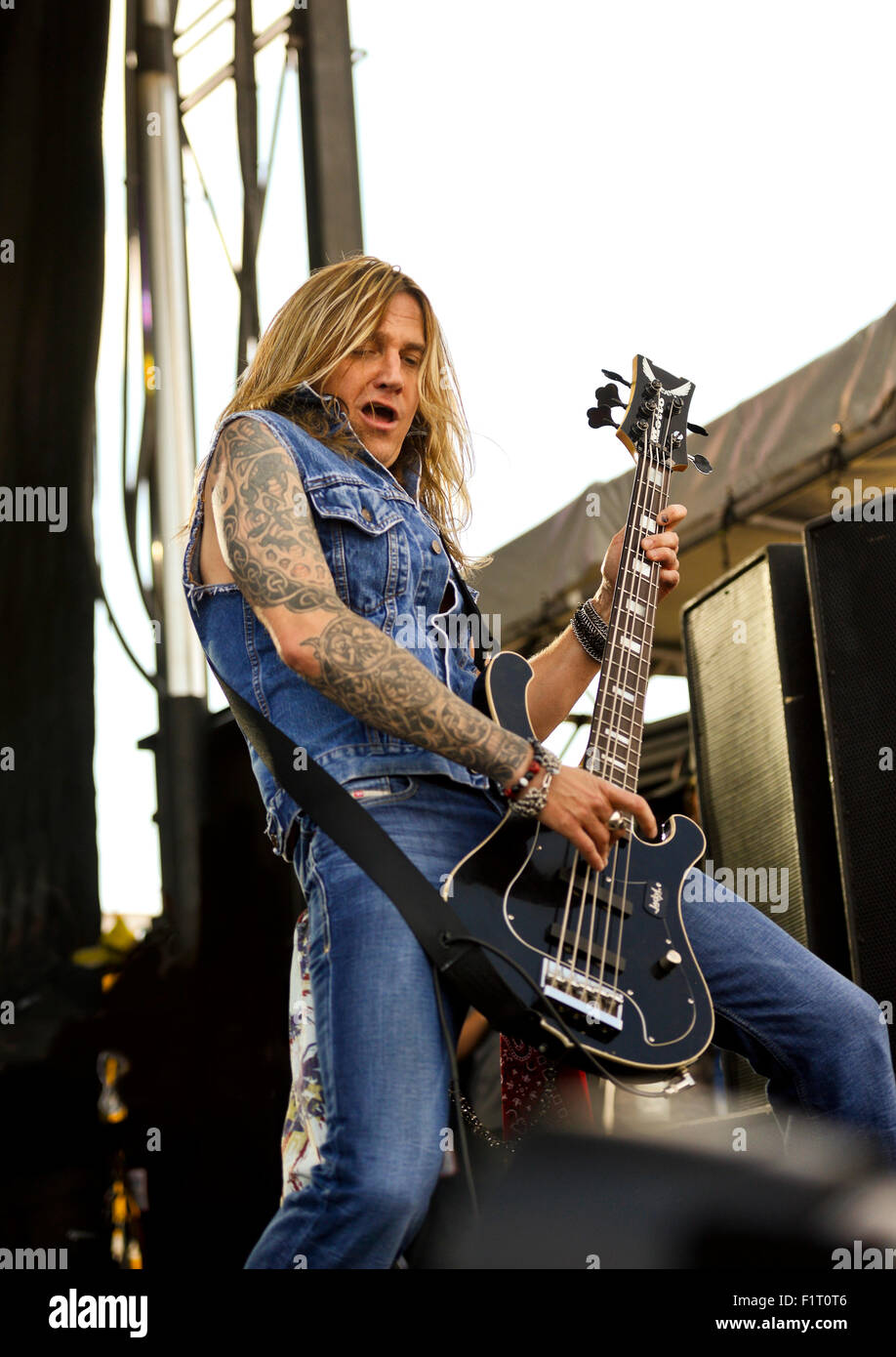Roman Glick the bassist for Jackyl Stock Photo Alamy