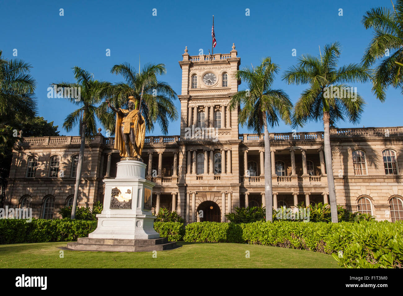 King Kamehameha statue in front of Aliiolani Hale (Hawaii State Supreme Court), Honolulu, Oahu, Hawaii, USA, Pacific Stock Photo