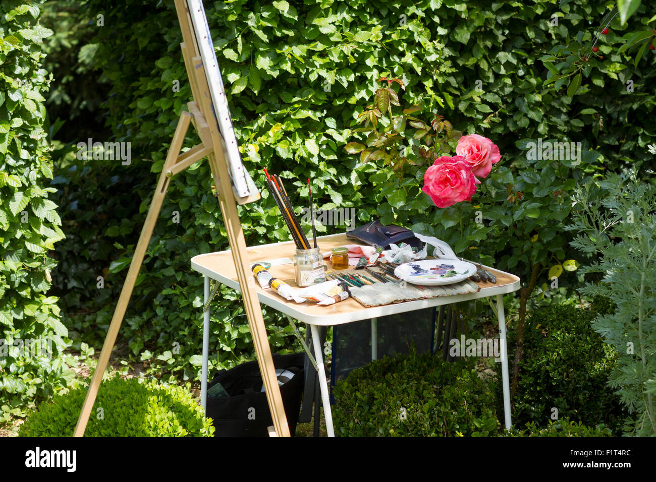 easel paint nobody no people no-one garden Stock Photo