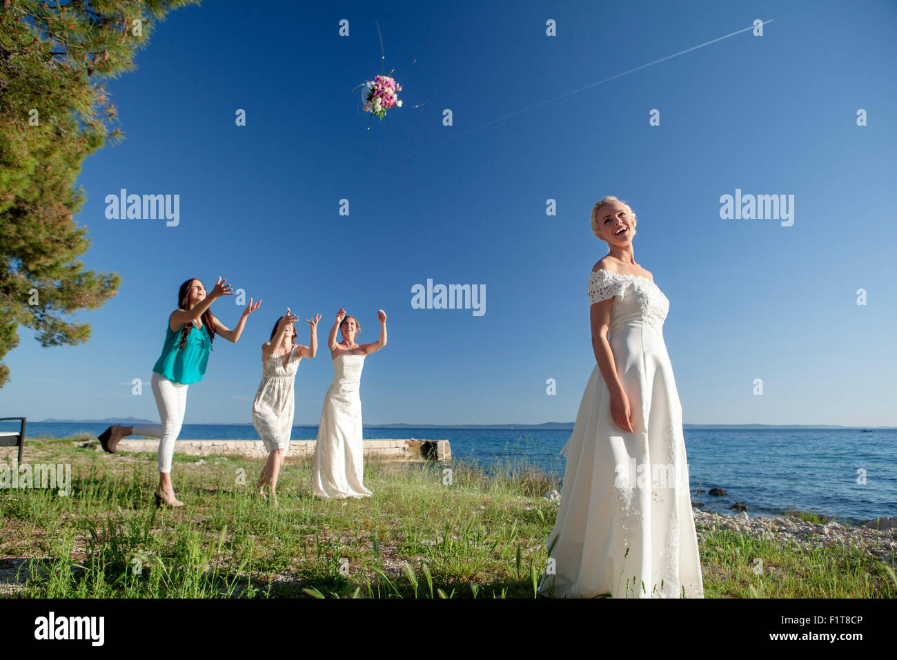 Bride throwing bouquet at wedding reception Stock Photo Alamy