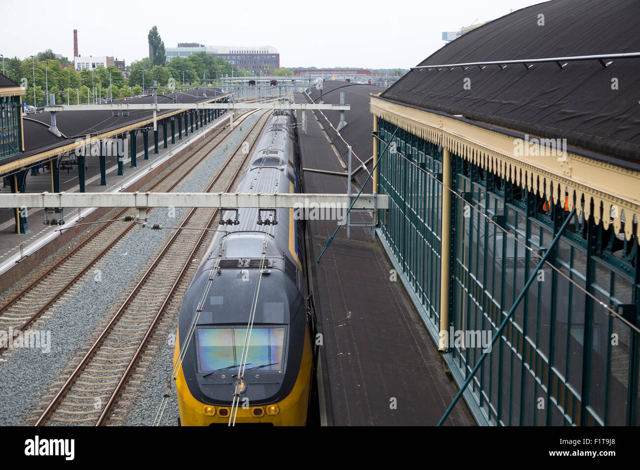 Train at platform, Den Bosch, 's-Hertogenbosch, railway station, North  Brabant province, Netherlands Stock Photo - Alamy