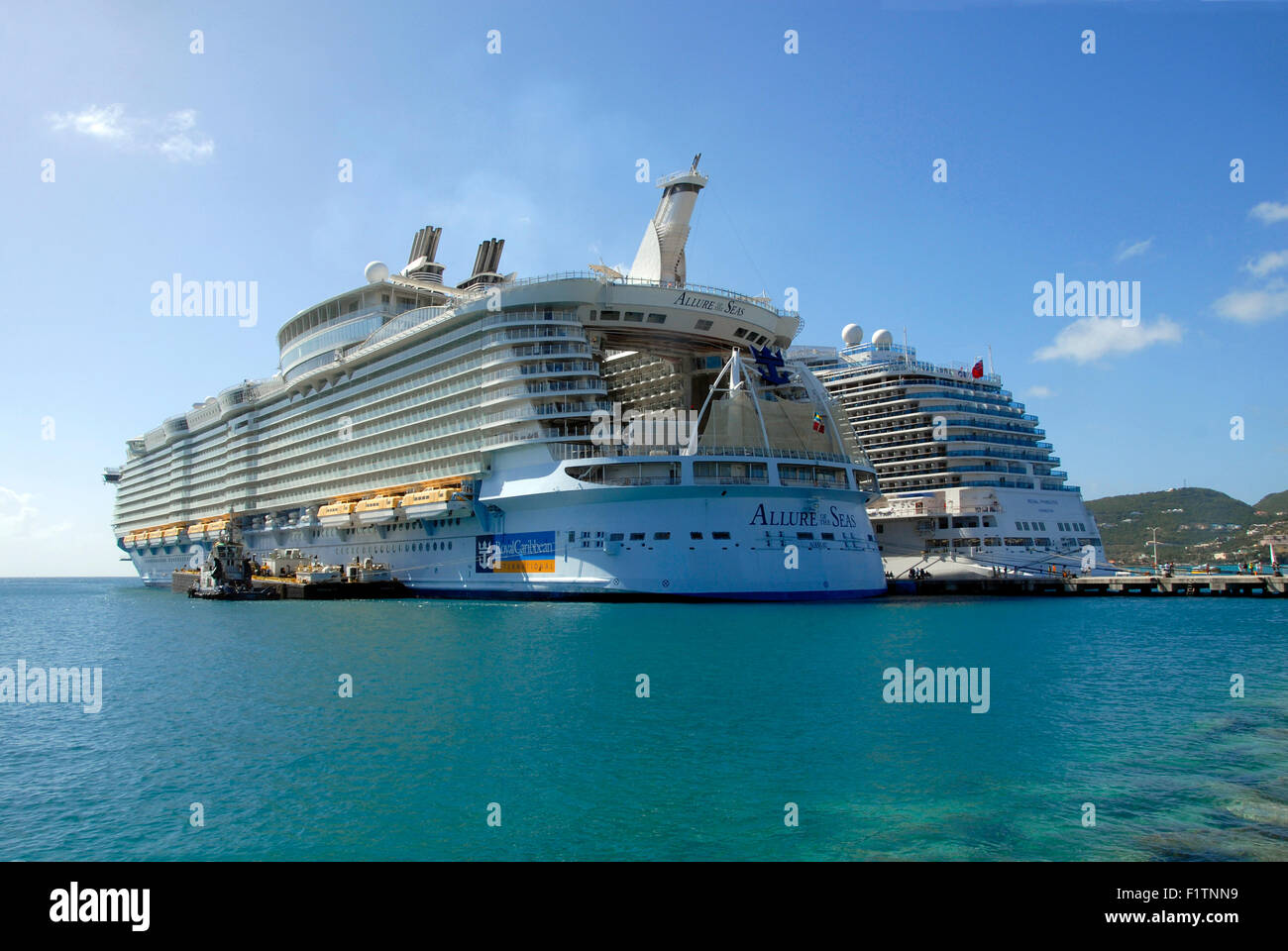 Cruise ship docked caribbean hi-res stock photography and images - Alamy