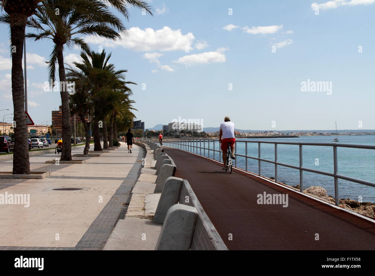 Seaside cycling hi-res stock photography and images - Alamy