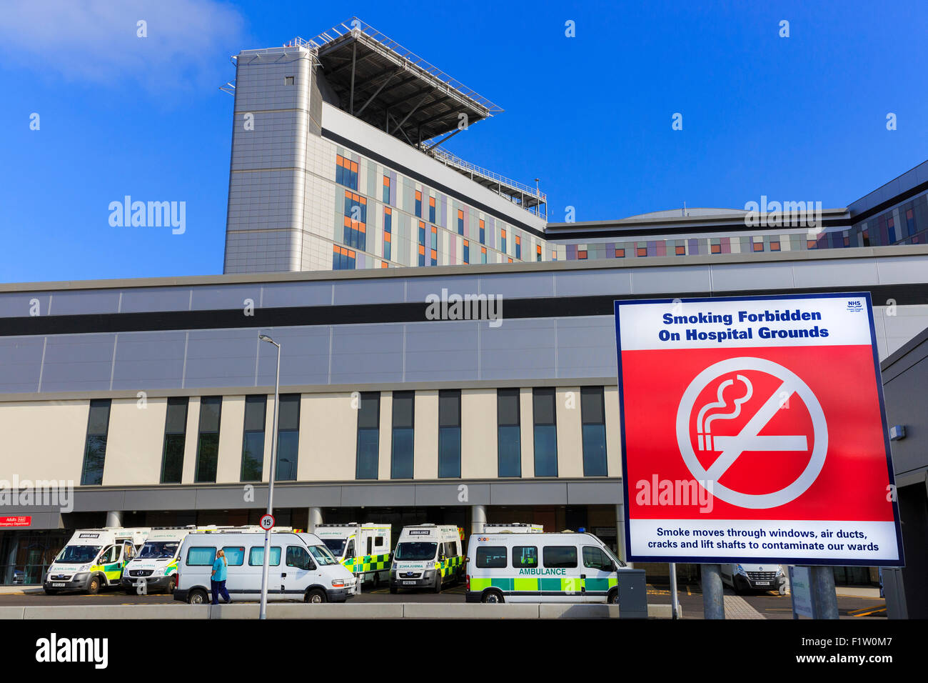 Smoking ban sign outside the South Glasgow University Hospital, Govan, Glasgow, Scotland, UK. This hospital was previously known Stock Photo