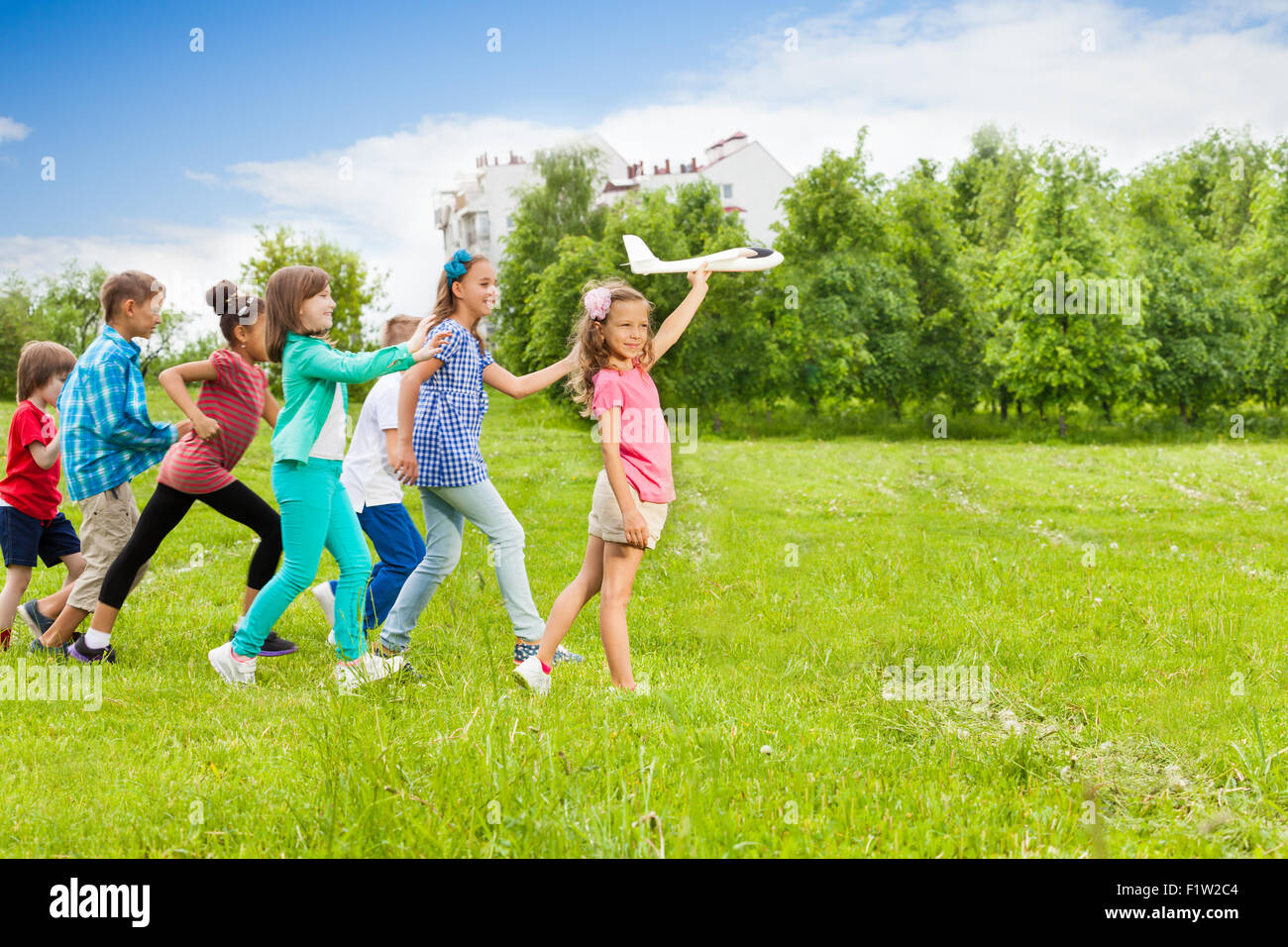 Kids holding hands row happy hi-res stock photography and images - Alamy