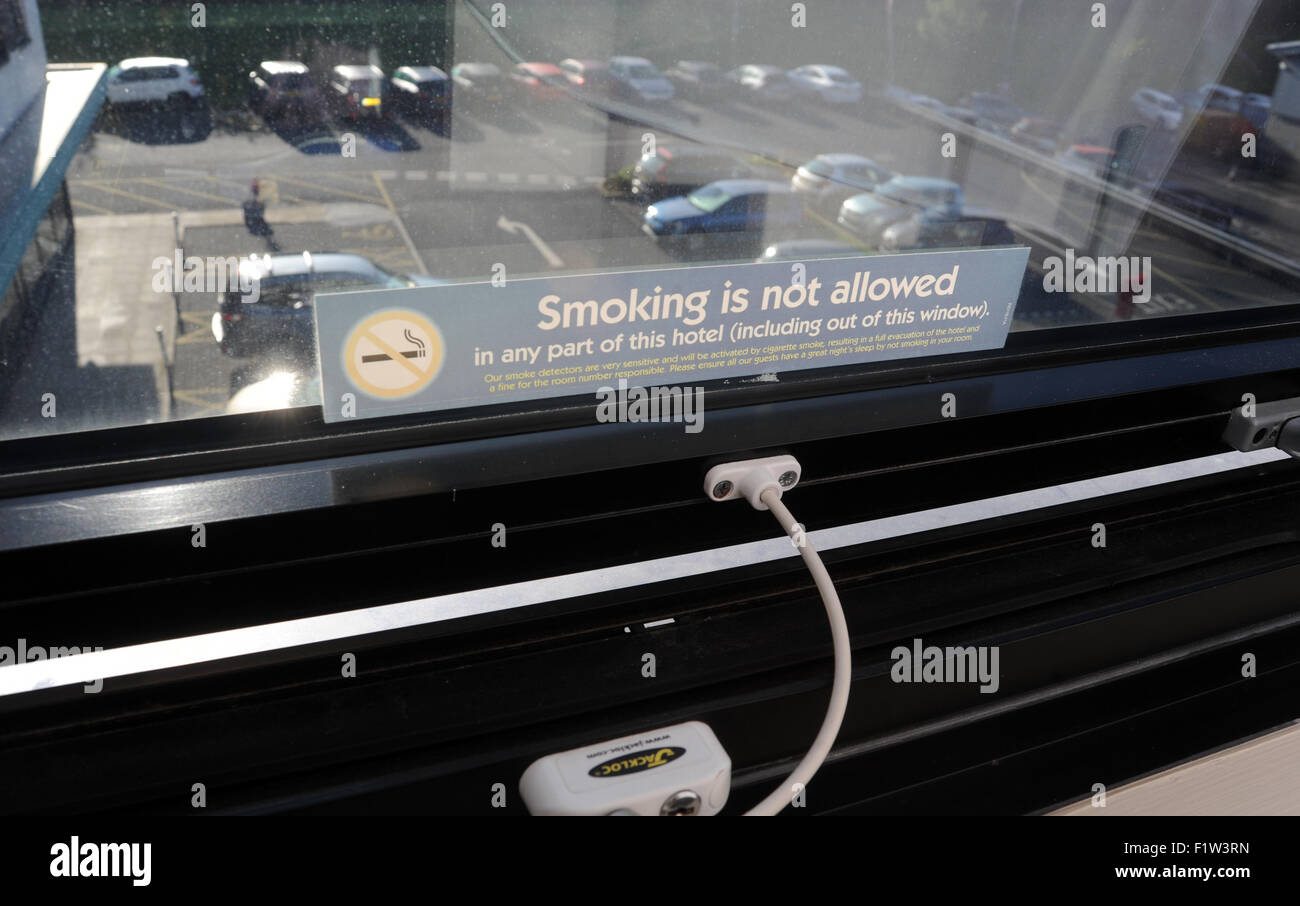 NO SMOKING SIGN ON HOTEL WINDOW RE SMOKING SMOKERS HEALTH STICKER SIGNS HOTELS ROOM ROOMS ALARMS FIRE RISK HAZARD  OUTSIDE UK Stock Photo