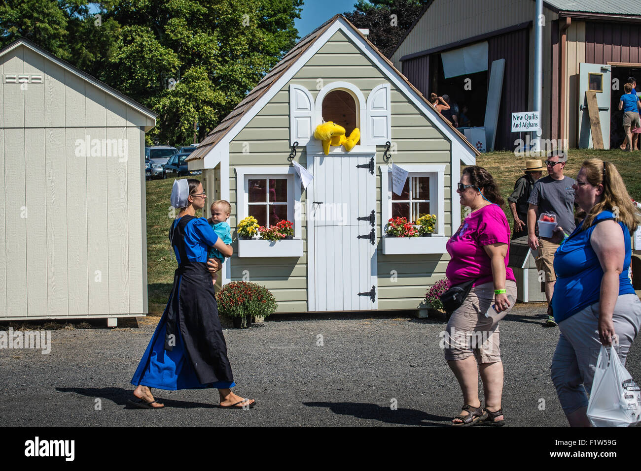 Annual Hospice Charity Auction, Lancaster, PA. Selling Amish Quilts