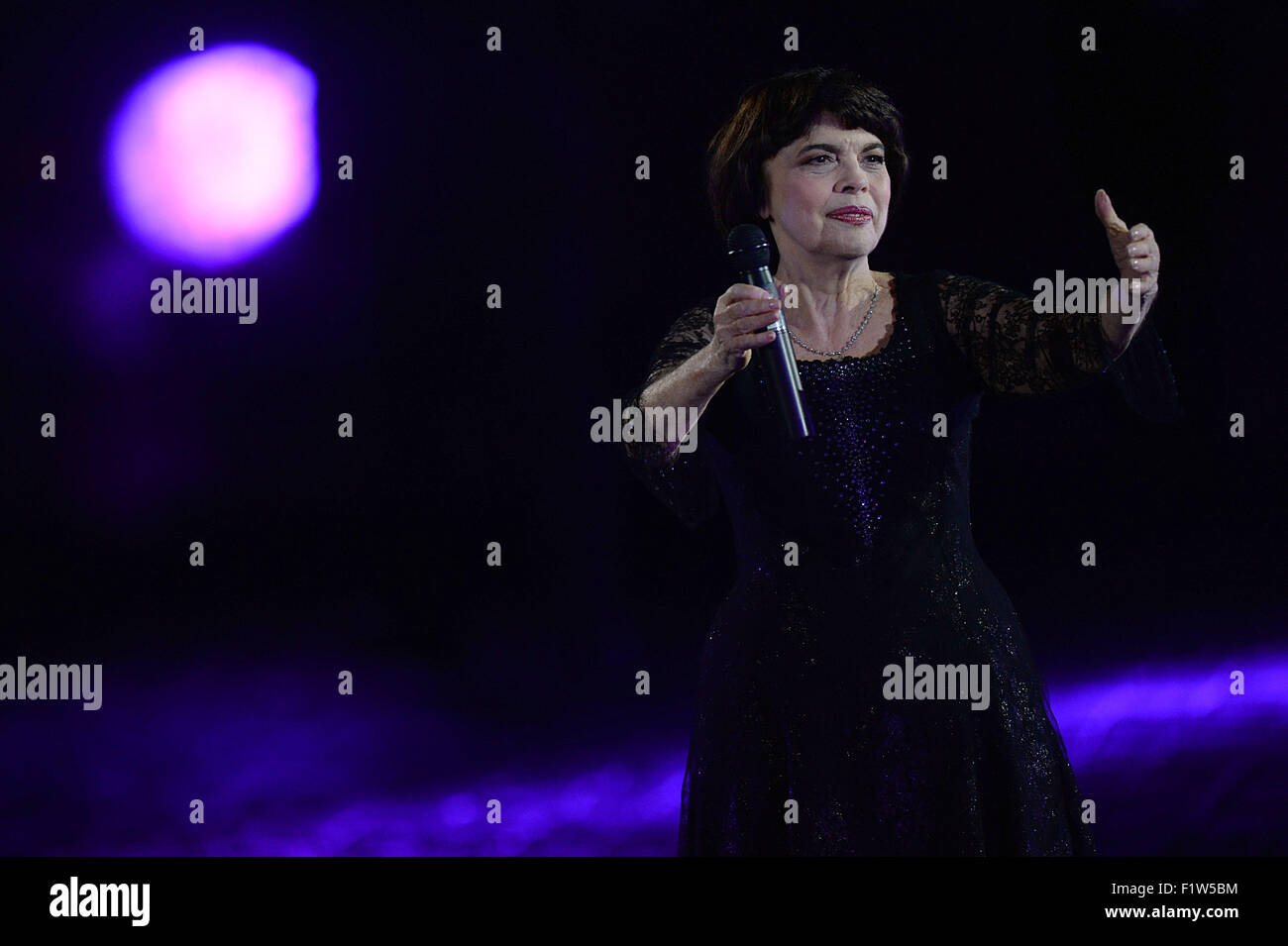 Moscow, Russia. 7th Sep, 2015. French singer Mireille Mathieu performs during the 'Spasskaya Tower' International Military Music Festival in Moscow, Russia, on Sept. 7, 2015. Combined orchestra of all participants perform during the 8th International Military Music Festival 'Spasskaya Tower' held here on Monday. © Pavel Bednyakov/Xinhua/Alamy Live News Stock Photo
